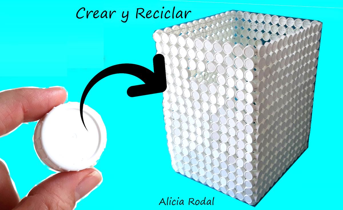 Una idea de reciclaje creativo para reutilizar las tapas o tapones de plástico para hacer una cesta, caja, baúl o contenedor para la ropa sucia o guardar juguetes, ropa, etc.