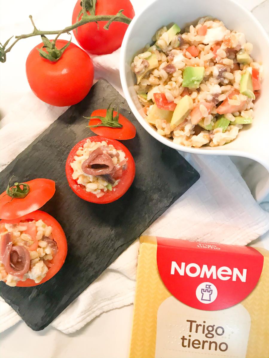 RECETA DE ENSALADA ORIGINAL DE TOMATES RELLENOS DE TRIGO TIERNO, ANCHOAS, MOZARELLA Y AGUACATE.