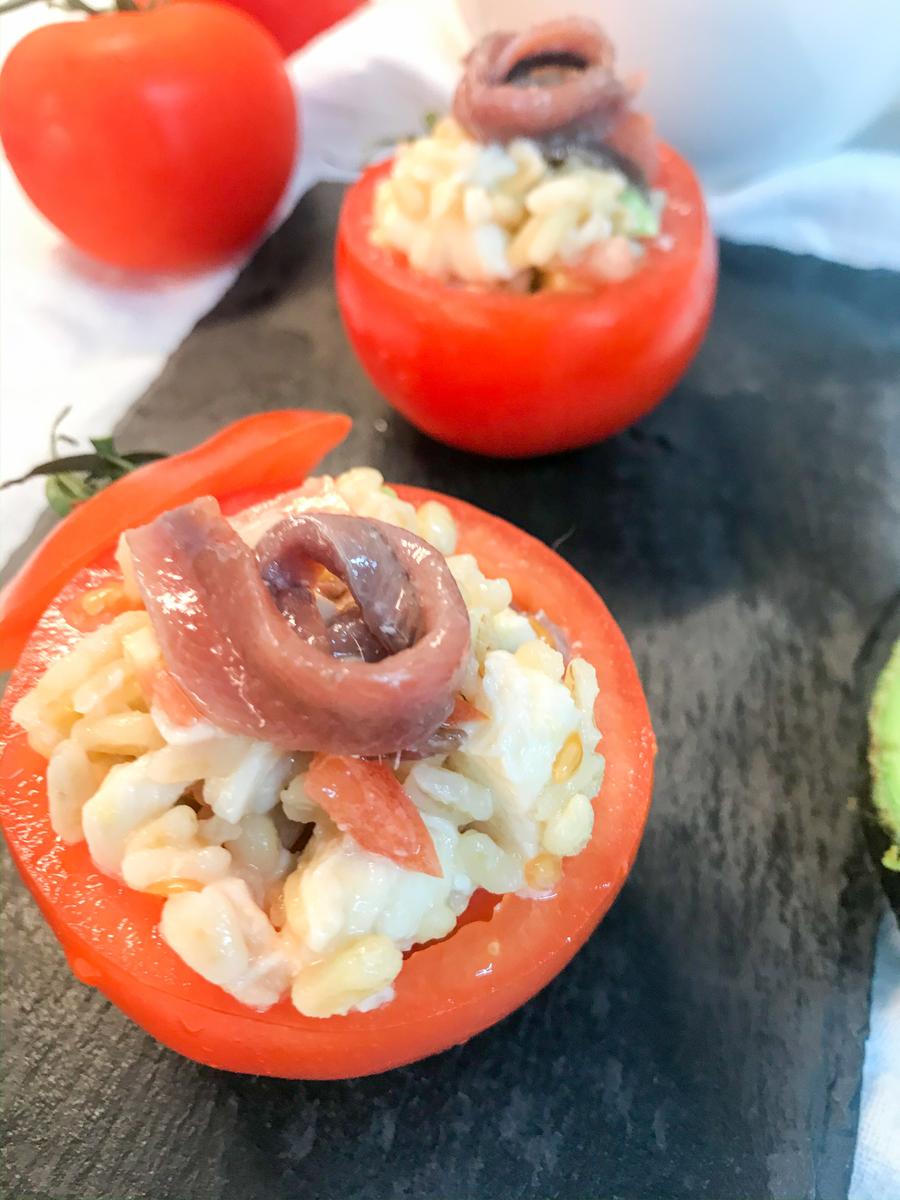 RECETA DE ENSALADA ORIGINAL DE TOMATES RELLENOS DE TRIGO TIERNO, ANCHOAS, MOZARELLA Y AGUACATE.