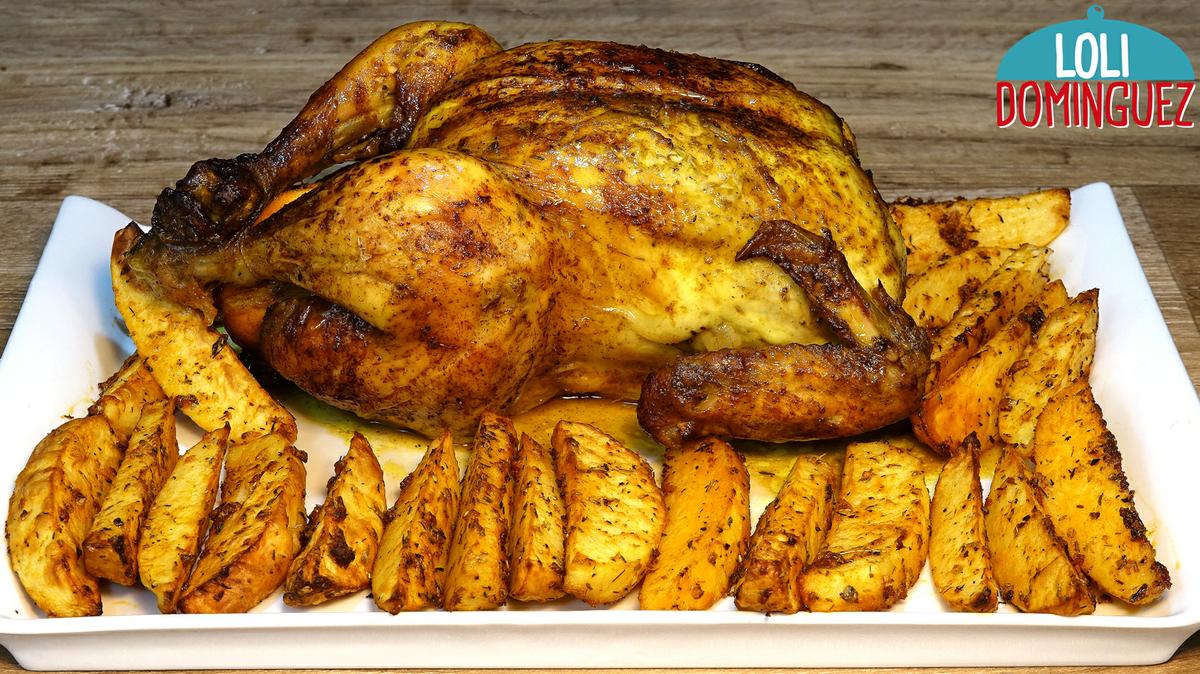 POLLO ASADO FÁCIL Y PATATAS GAJO. Athena, una amiga del canal me envió esta receta y me gustó tanto que he decidido hacerla en el canal, esta tan deliciosa que os la recomiendo para cualquier día de fiesta, es una opción genial porque lo preparamos el día de antes y después solo ponerlo al horno y darle la vuelta a mitad de horneado