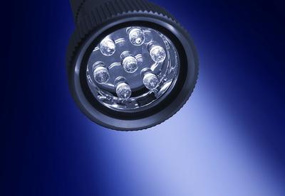 Anteojos con luces LED incorporadas para leer. ¿Podrían ser perjudiciales  para la vista?