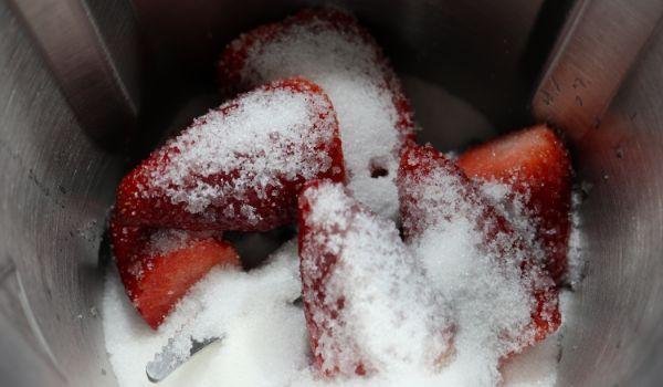 Ponemos las fresas en el vaso y lo picamos