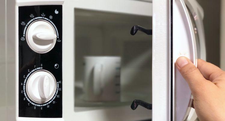 Como hervir agua en el microondas