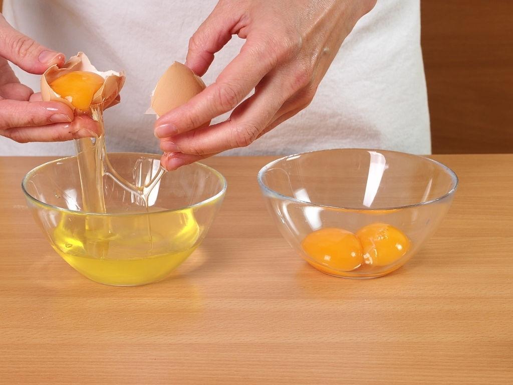 cómo separar la clara de la yema de un huevo