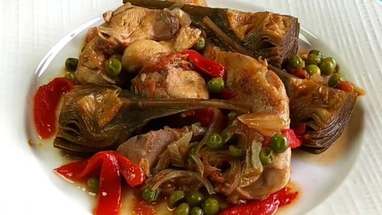 Conejo con alcachofas y guisantes