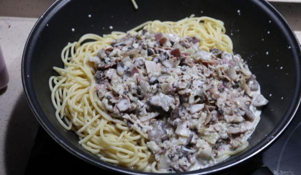 Rehogamos los espaguetis con el bacon