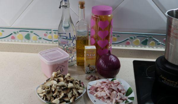 Los ingredientes para hacer espaguetis con bacon y nata (crema de leche)