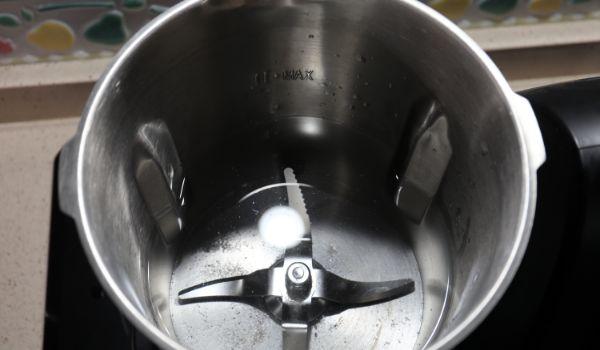 Echamos el agua y el aceite y calentamos