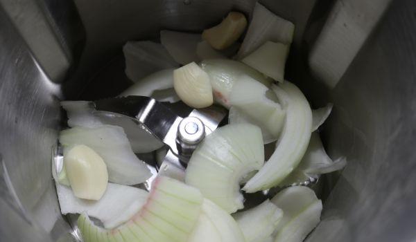 Echamos la cebolla con el ajo para picarlos