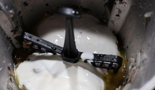 Echamos la nata (crema de leche) junto a los espaguetis para calentar