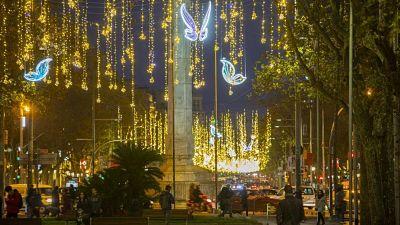 Fotografía de un lugar en la calle con iluminación decorativa