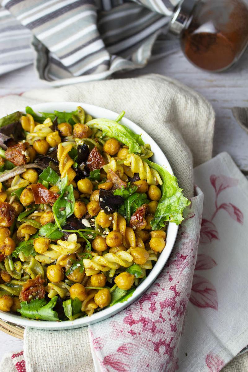 Ensalada de garbanzos especiados asados y pasta con tomates secos