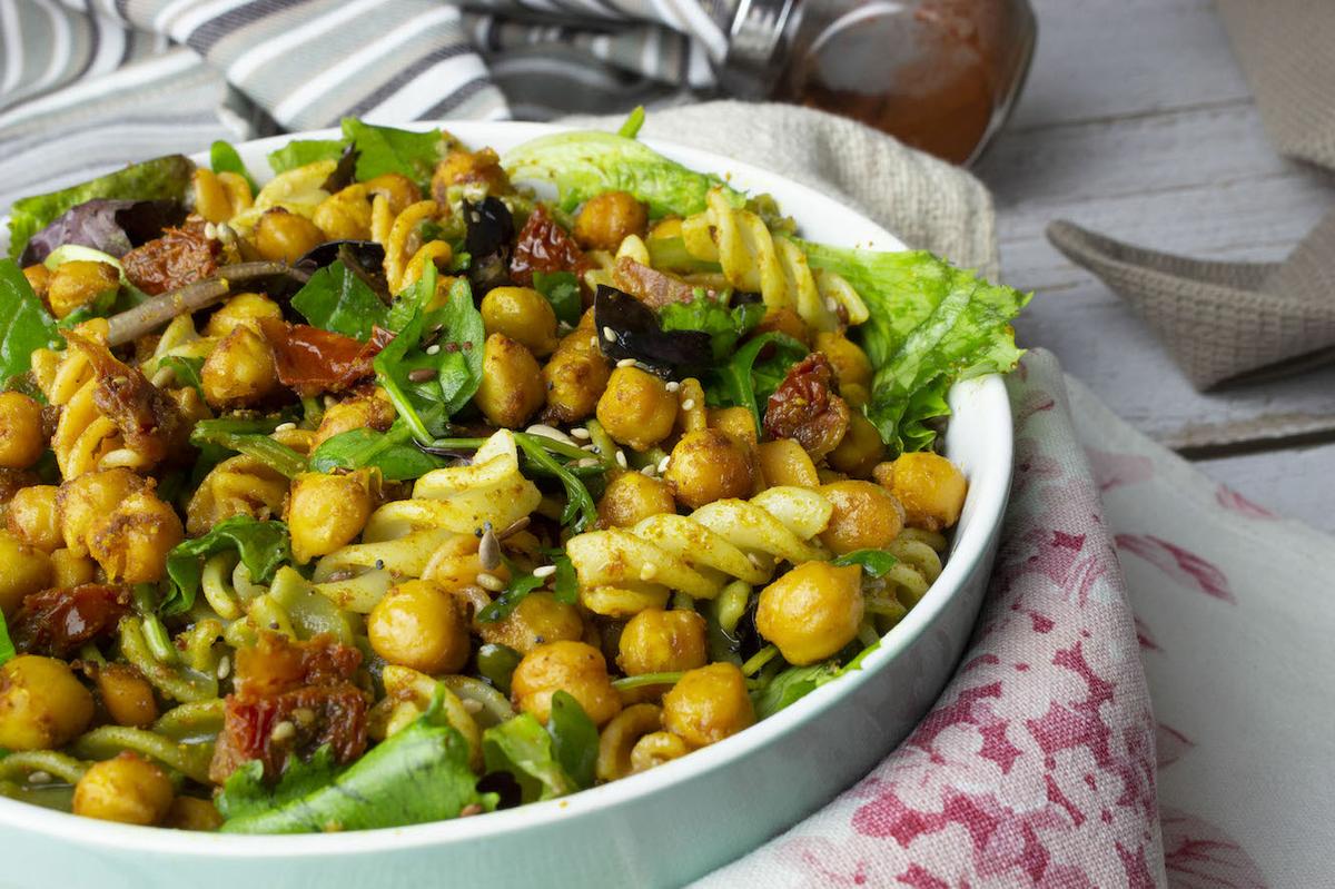 Ensalada de garbanzos especiados asados y pasta con tomates secos