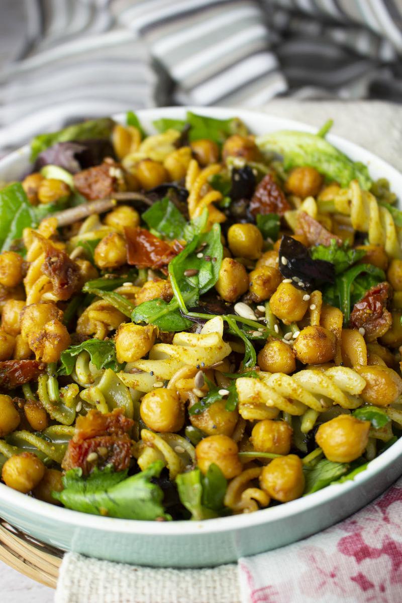 Ensalada de garbanzos especiados al horno, pasta y tomates secos Cocina