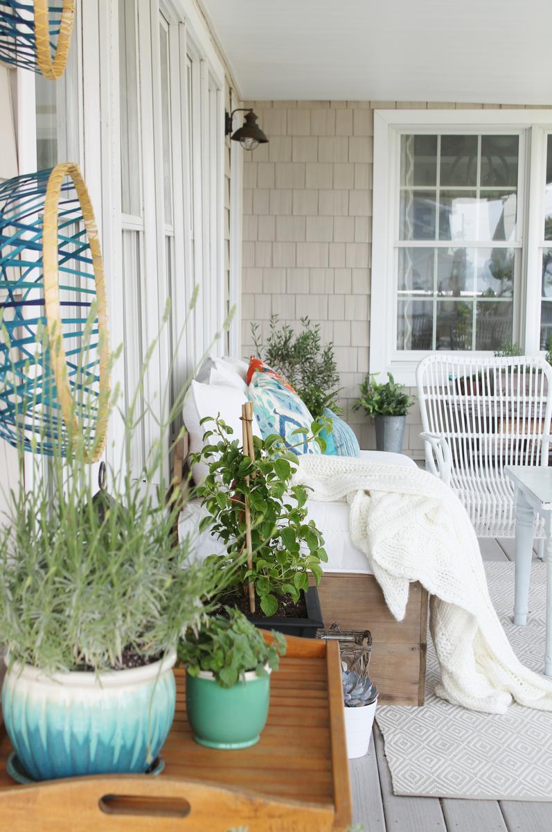 Porche con decoración costera