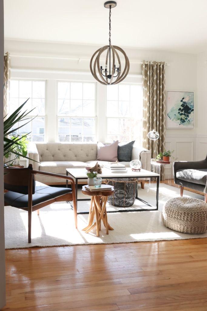 Salón con decoración neutra