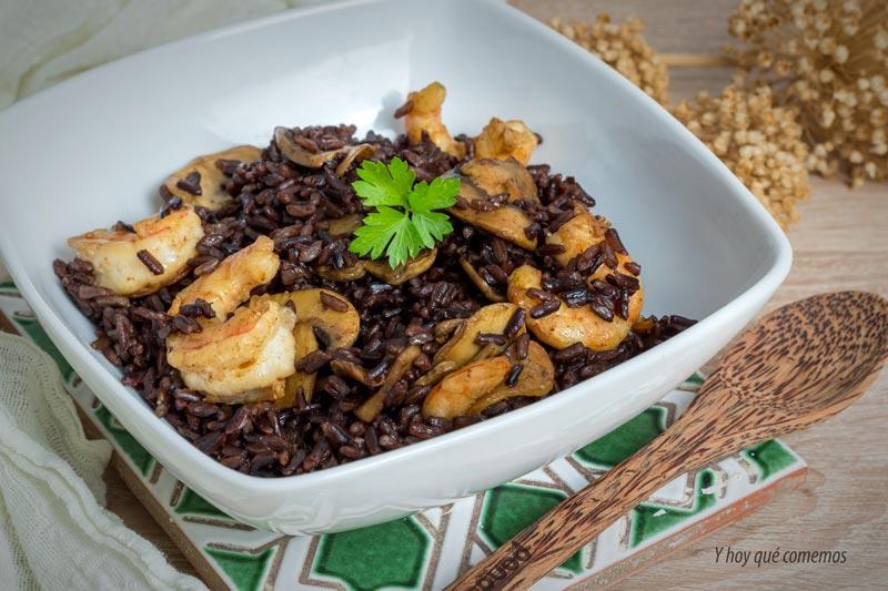 receta de arroz negro con langostinos y champiñones