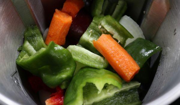 Ponemos las verduras en el vaso y trituramos