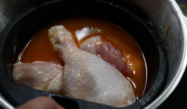 Ponemos los muslos de pollo en el cestillo y cocinamos