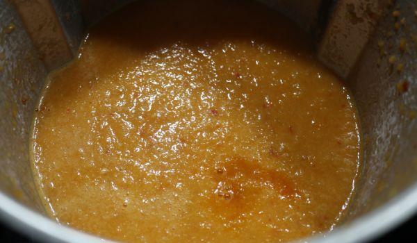 Ponemos la salsa para triturar los trozos de la verdura