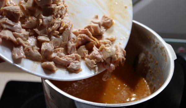 Desmenuzamos los muslos de pollo y los echamos con el arroz para cocer