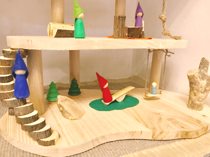 Casita de duendes simple hecha de madera