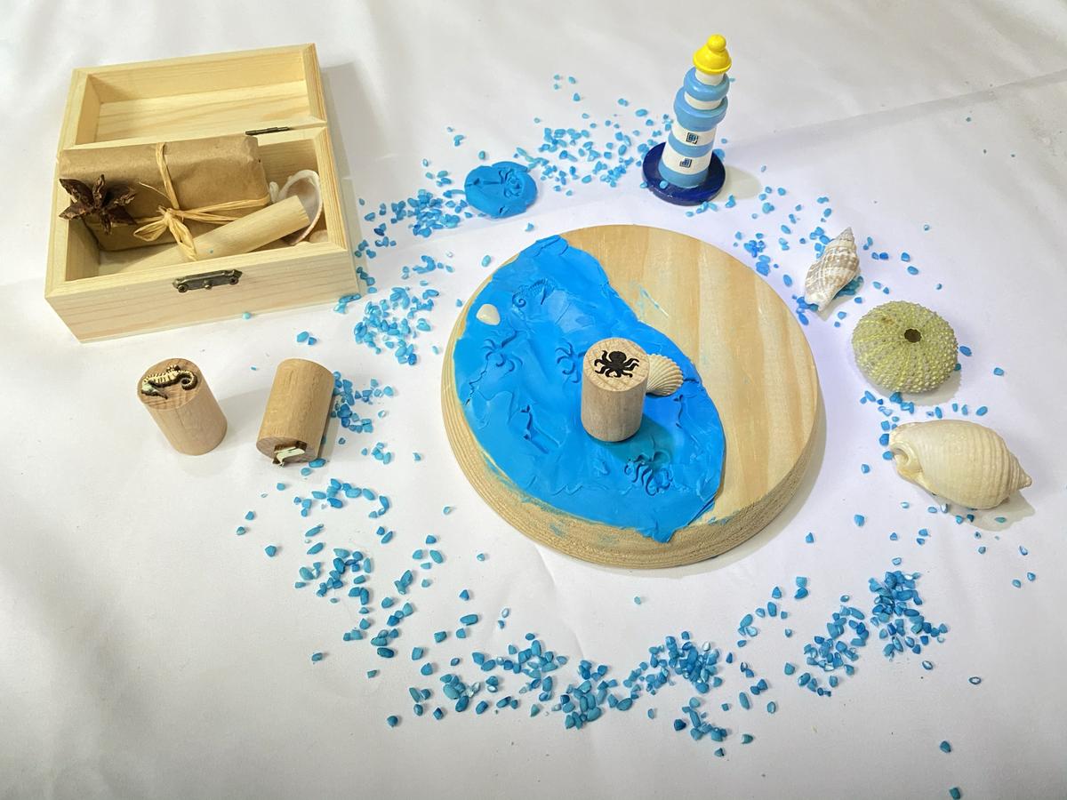 Plastilina y sellos para jugar presentados en madera