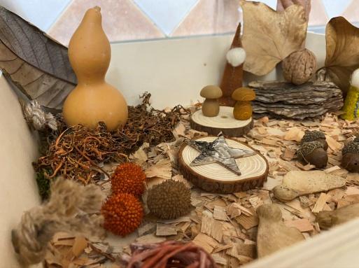 Mesa sensorial y de estación con materiales naturales