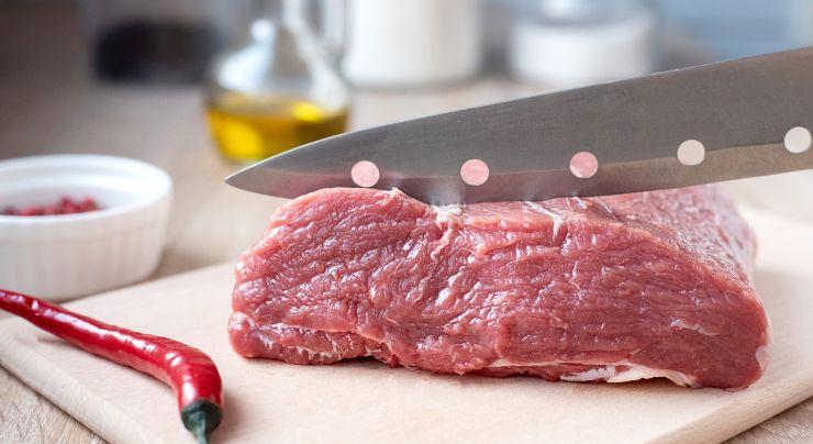Cortando carne descongelada