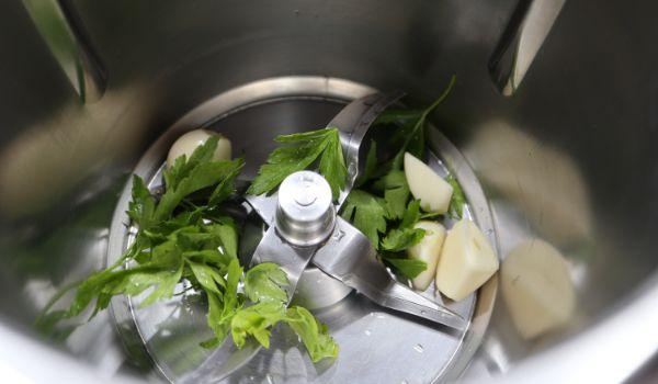 Ponemos en el vaso el perejil y el ajo para picar