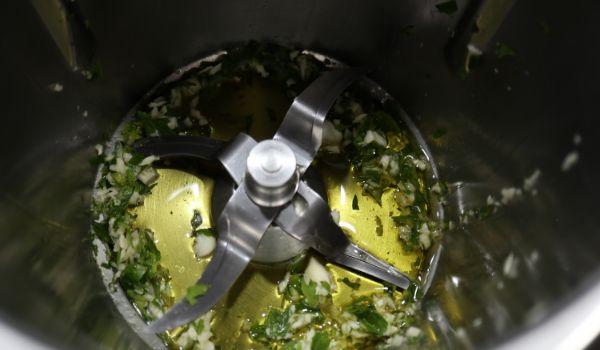 Hacemos el sofrito del ajo y el perejil