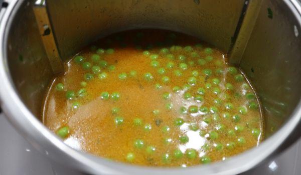 Echamos el arroz y los guisantes para cocinar