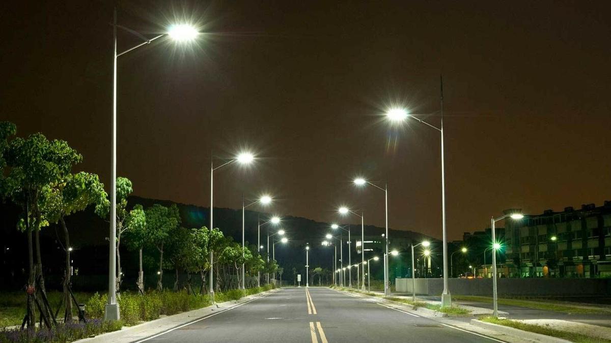 Fotografía de calle iluminada con faroles led