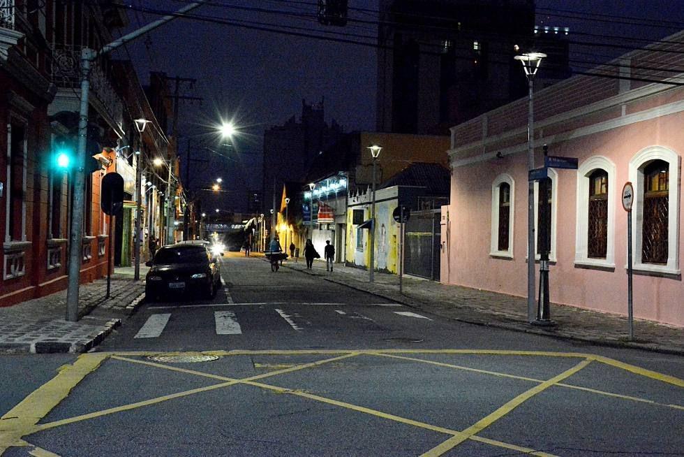 Fotografía de calle iluminada con luces fuertes