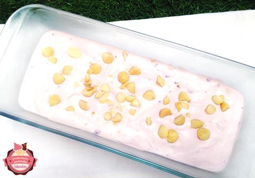 helado de violetas y nueces de macadamia