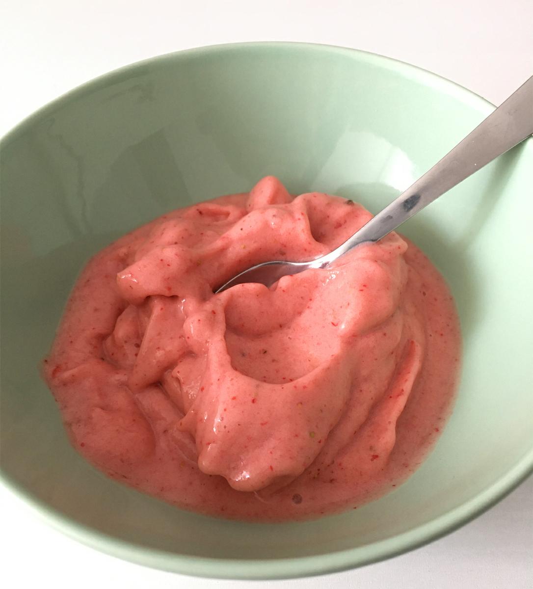 helado de platano y fresas