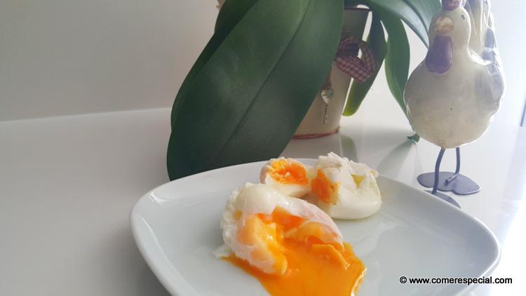 Huevos cocinados al microondas