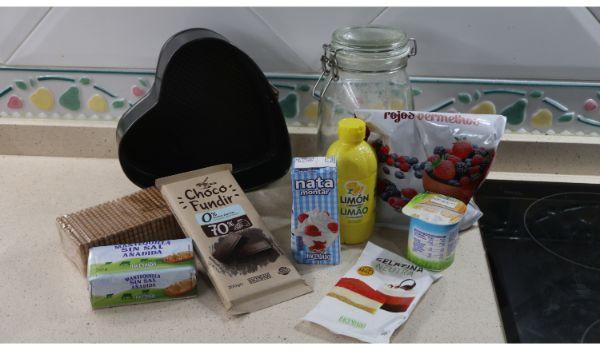 Los ingredientes necesarios para hacer la tarta de frutos rojos y fresas en Thermomix