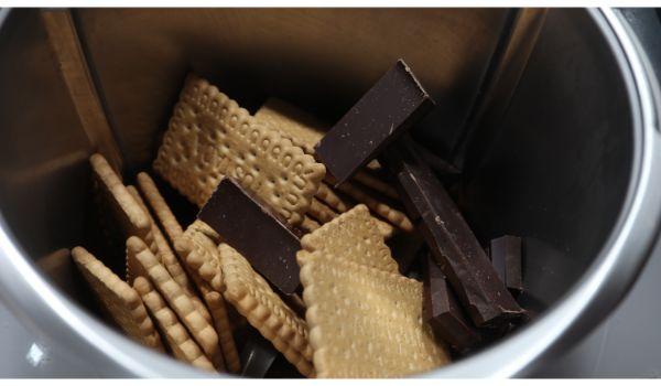 Ponemos las galletas y el chocolate y trituramos todo