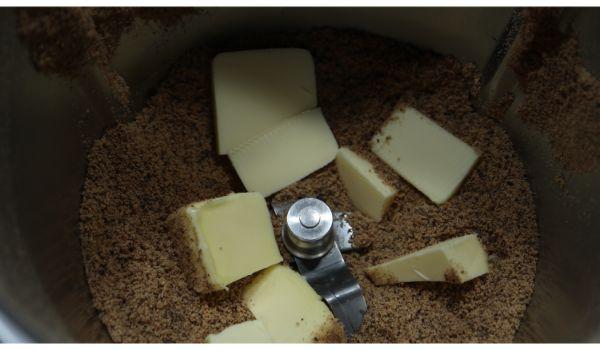 Mezclamos y derretimos la mantequilla