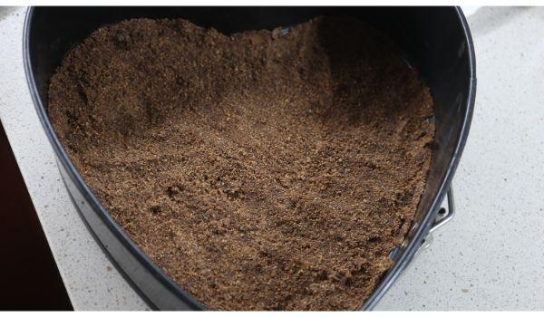 Hacemos la base de la tarta con la masa