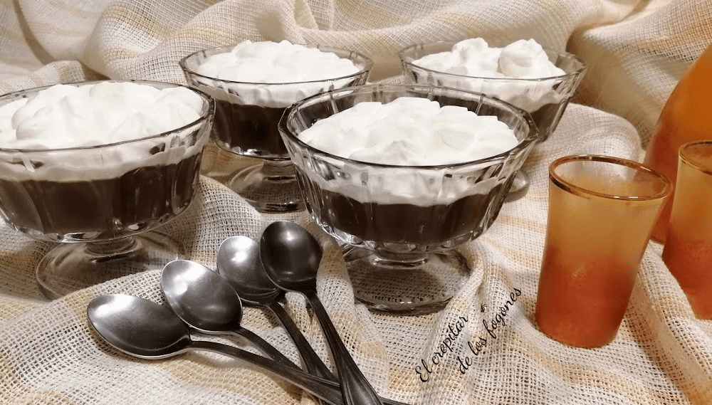 copas de chocolate y nata (crema de leche)