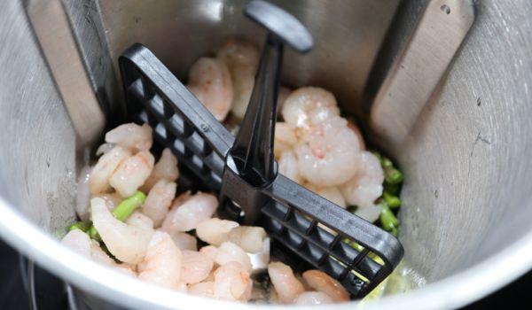 Cocinamos los espárragos con las gambas