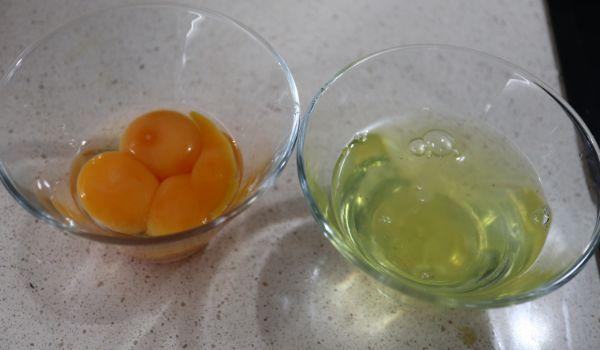 Vaso con yemas y otro con yemas