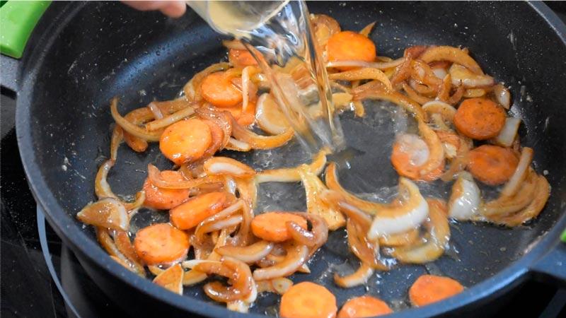 poner vino al sofrito