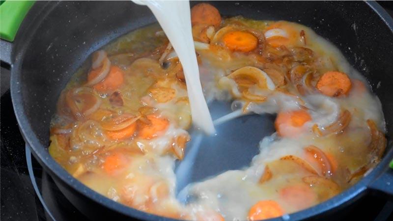 agregar el caldo para el solomillo de cerdo en salsa tradicional