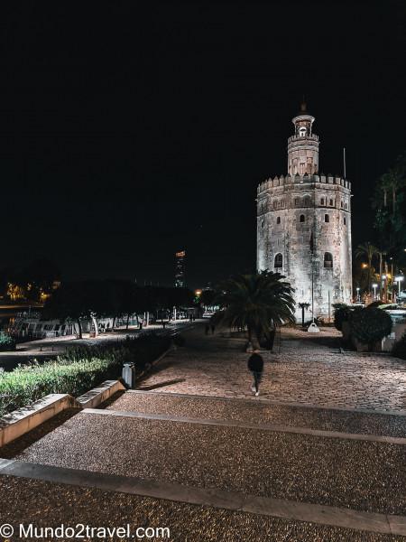 Qué ver en Sevilla, la Torre del Oro de noche