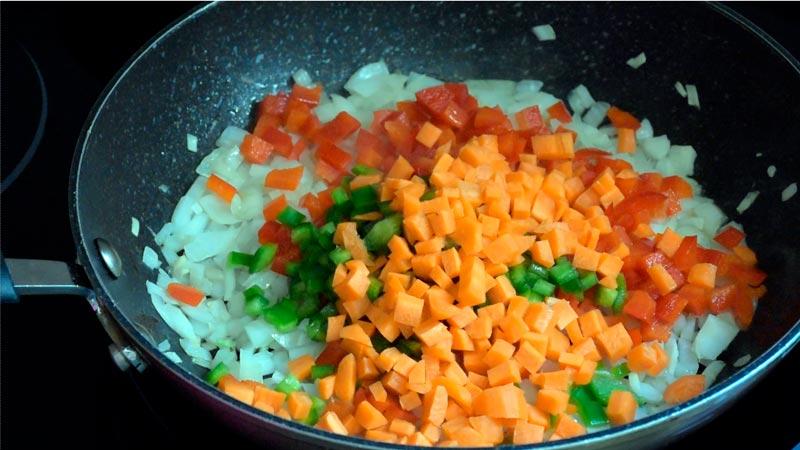 sofrito para la trenza de hojaldre rellena de atun y verduras
