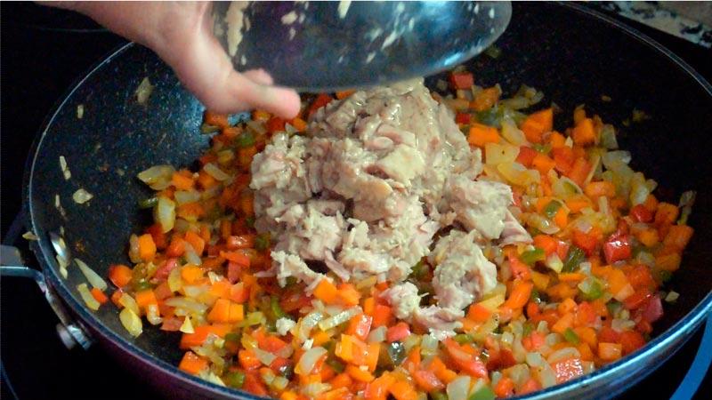 agregar el atun al sofrito de verduras