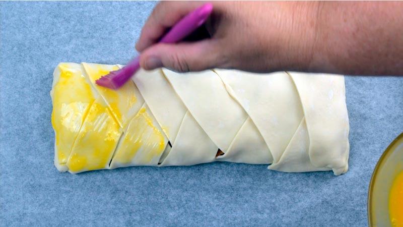 pintar con huevo el hojaldre